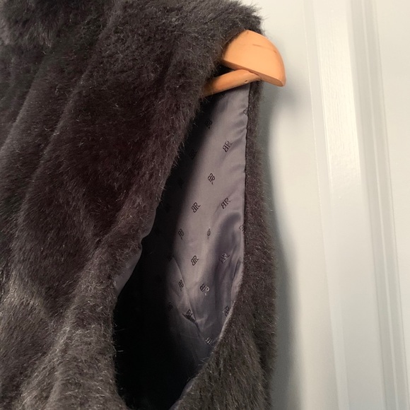 Banana Republic - Gray Faux Fur Vest - Picture 4 of 17